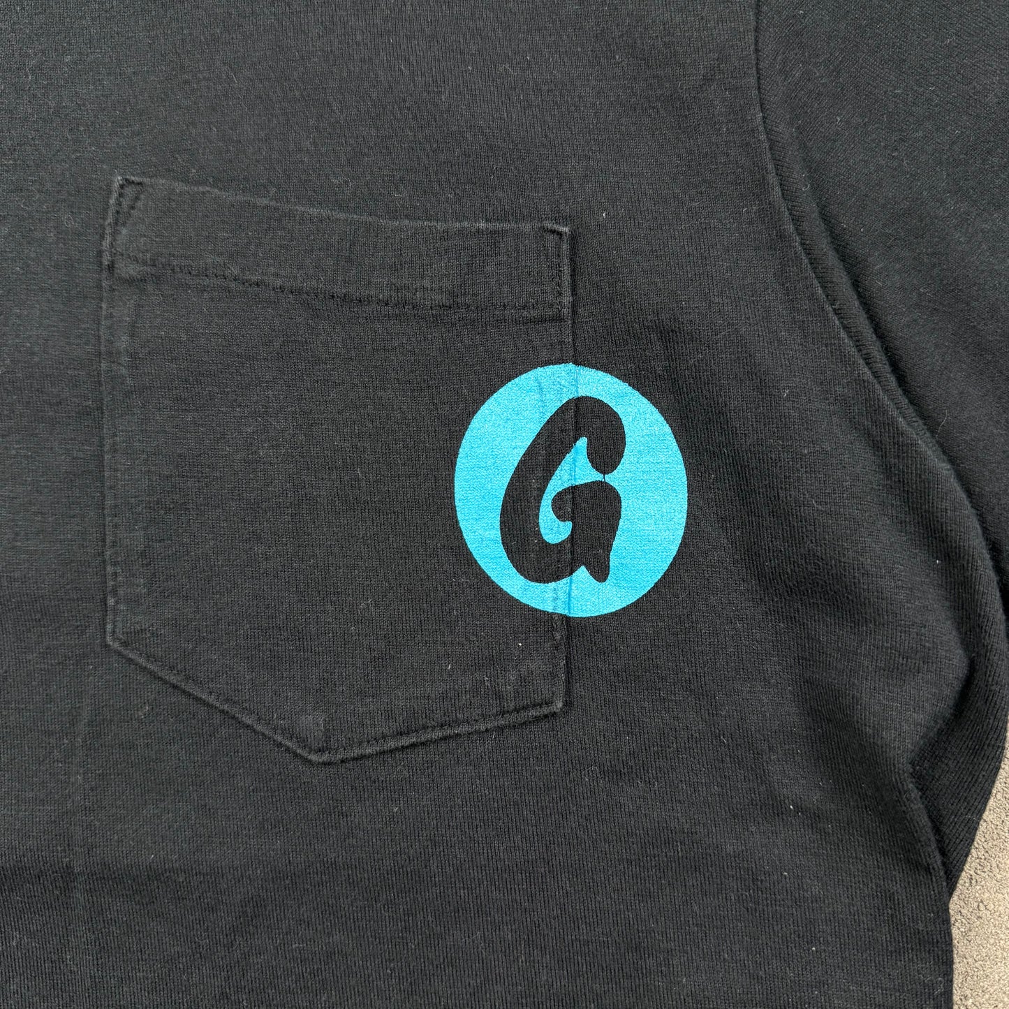 GOOD ENOUGH 10s gram logo pocket Tee